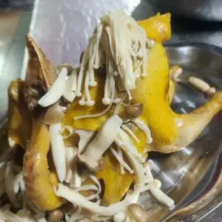 Hình ảnh 1 Gà Tre Hấp Nấm Thơm Ngon 
