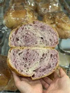 Hình ảnh Bánh mì nguyên cám khoai tím nhỏ