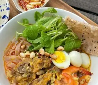 Hình ảnh Mì quảng tôm, gà, trứng cút
