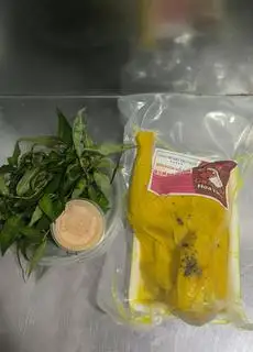 Nửa con gà, ⚠️ không nhận chặt sẵn, ăn liền. Kèm rau răm, muối chấm. - 68.000 ₫ tại Mẹ Gấu - Gà Ủ Muối - Nguyễn Văn Lượng
