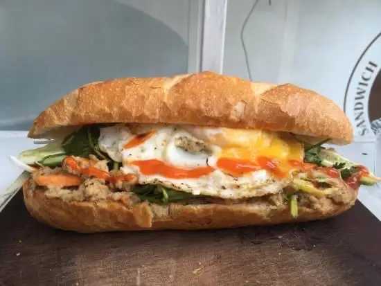 Bánh mì trứng với xúc xích - 36.000 ₫ tại Bánh Mì Mặn & Bánh Mì Chay - Nguyễn Thị Minh Khai