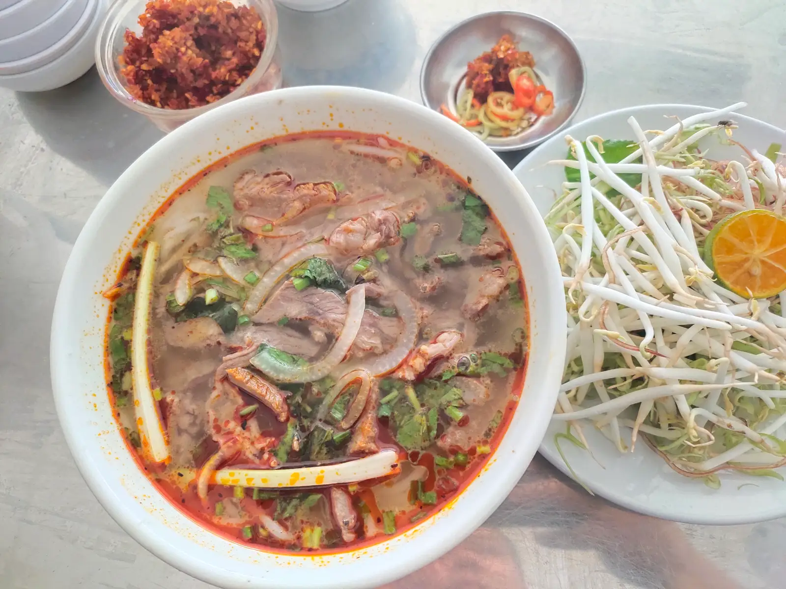 Bún bò Huế tái ( nhỏ) - 52.000 ₫ tại Bún Bò Huế 14B