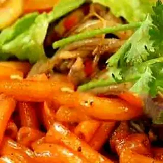 Hình ảnh Nui xào bò, xúc xích, trứng