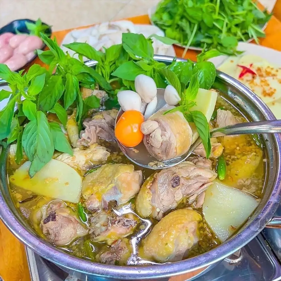 Lẩu Gà Lá É -Nhỏ - 220.000 ₫ tại Gà Ủ Muối Đức Huy - Nguyễn Văn Linh