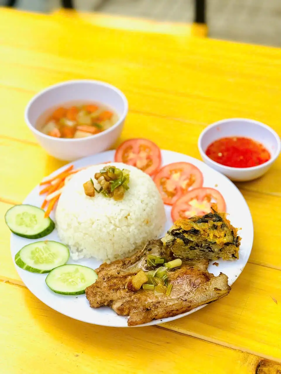 Cơm tấm Sườn Chả + Nước CoCa  - 49.000 ₫ tại Cơm Tấm Ba Anh Em - Phạm Văn Bạch