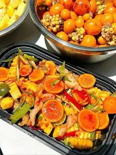 Chân gà rút xương mix trứng non sốt Thái - 140.000 ₫ tại Ăn Vặt Bé Gạo - Chân Gà Sốt Thái & Sả Tắc - Hoàng Diệu