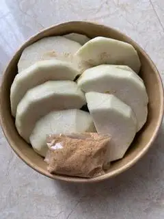 Hình ảnh Ổi Gọt Sẵn 500G + Chẩm Chéo Tự Làm 