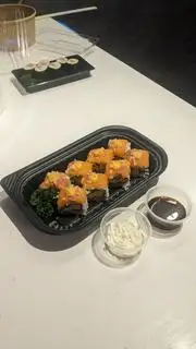 Hình ảnh Cơm cuộn phủ cá hồi sốt cay