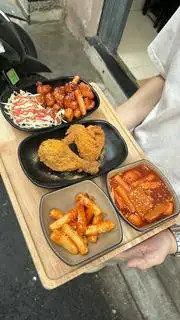 Tokbokki chiên sốt  - 26.000 ₫ tại Lyn’s Chicken & Gà Rán Sốt - Tân Trang 