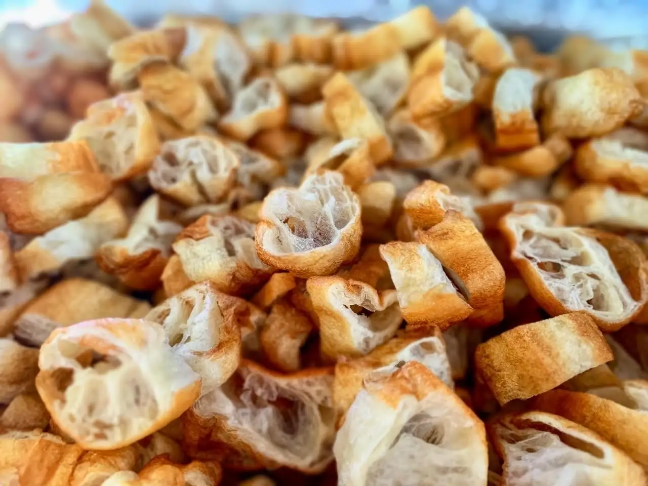 Bánh Quẩy - 6.000 ₫ tại Tám Hói - Cháo Huyết Bò Viên & Giò Heo - Phan Văn Trị