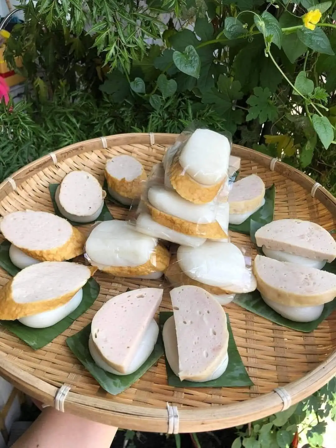 Bánh dày kẹp chả (1 cặp) - 22.000 ₫ tại Tuấn Hoa - Bánh Cuốn Hà Nội & Bánh Mướt Nghệ An - Nguyễn Xí