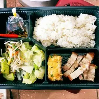 Hình ảnh Cơm ba chỉ quay - trứng cuộn hành
