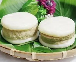 Bánh dày kẹp chả lụa - 16.000 ₫ tại Bánh Mì Hà Nội Đức Hậu - Lê Văn Duyệt
