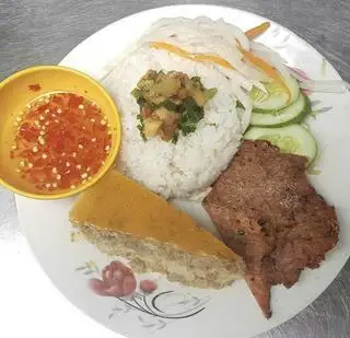 Cơm Sườn + Mắm chưng  - 43.000 ₫ tại Cơm Tấm & Cơm Trưa Văn Phòng - Đoàn Văn Bơ