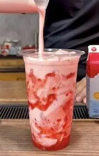 Hình ảnh Sữa chua lắc dâu