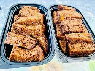 Hình ảnh Bánh bò nướng thốt nốt - cắt sẵn - kèm cốt dừa