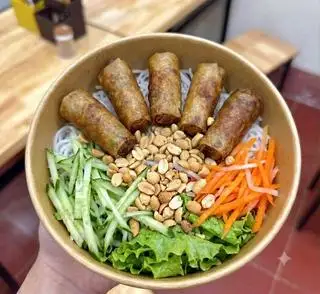 Hình ảnh Bún trộn nem rán