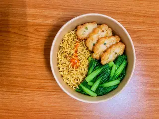 Hình ảnh mì trộn chả mực hạ long