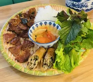 Hình ảnh Bún chả nướng chay Bát Hạnh bún - chả nướng - chả móc mật - nem Hà Nội - nước mắm chay - rau sống