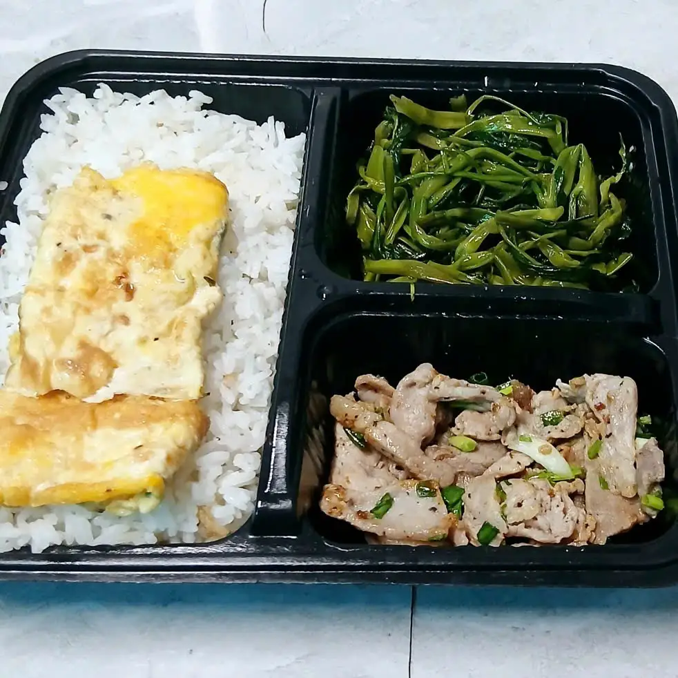 Hình ảnh Cơm thịt rang cháy cạnh, trứng hành rán