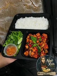 Hình ảnh Cơm Gà Xào Cay Húng Quế