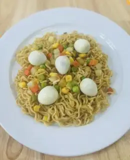 Hình ảnh Mì trộn trứng cút