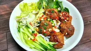 Hình ảnh Bún thịt nướng - thịt viên nướng