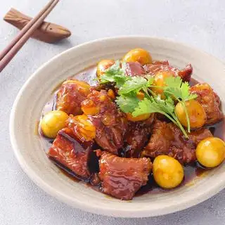 Cơm Sườn Heo Kho Trứng Cút - 60.000 ₫ tại Daily - Cơm Văn Phòng & Healthy Food - Nguyễn Trãi