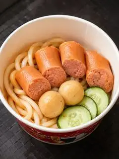 Hình ảnh Mì trộn Udon sa tế xúc xích cá viên
