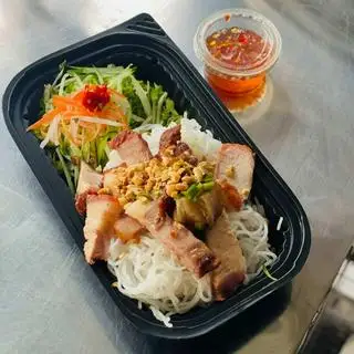Bún Heo Quay - 45.000 ₫ tại Tháng 3 - Bún Thịt Xào Chả Giò & Bún Thịt Nướng - Đường Số 6