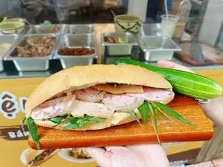 Hình ảnh Bánh mì chả Huế
