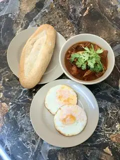 Hình ảnh Bánh mỳ sốt vang trứng ốp