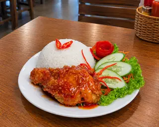 Hình ảnh Cơm Gà Sốt Cay Hàn Quốc