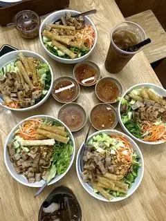 Hình ảnh Bún Trộn nem nướng