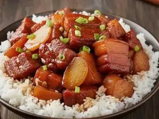 Thịt kho tàu khoai tây - kèm cơm /土豆红烧肉（配米饭) - 114.000 ₫ tại Chinese Chuan Xiang Gai Fan - Cơm Món Trung Hoa - Điện Biên Phủ
