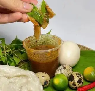Bánh tráng chấm phơi sương - trứng cút - 33.000 ₫ tại Bánh Tráng Trộn Bé Nhím - Phan Đăng Lưu