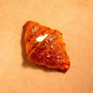 Croissant bơ tỏi - 40.000 ₫ tại Little Cam Saigon - Nguyễn Thị Minh Khai