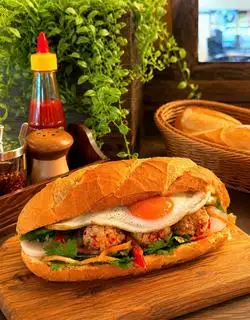 Hình ảnh Bánh mì xíu mại và trứng ốp la