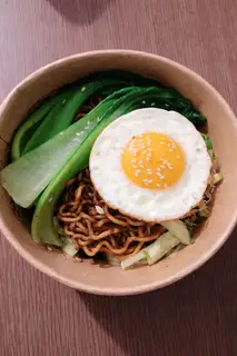 Hình ảnh Mì tương đen Koreno Chajang - trứng ốp la - Rau ăn kèm