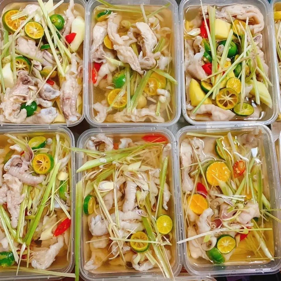 Hình ảnh Chân Gà Rút Xương Ngâm Sả Tắc Lớn+Sốt Chấm