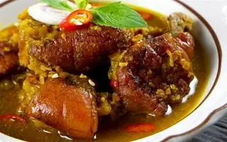 Hình ảnh Cơm thịt chân giỏ rim sả ớt
