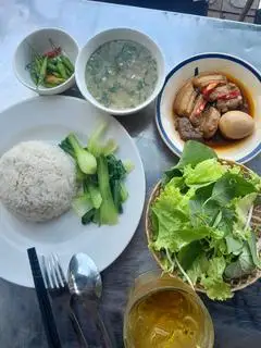 cơm thịt kho trứng tặng rau sống - 45.000 ₫ tại Cơm Văn Phòng, Cơm Tấm & Ăn Vặt Tâm Trí - Trường Chinh
