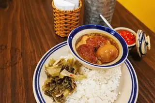 Hình ảnh Cơm thịt kho hột vịt