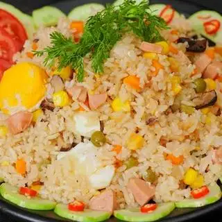 Hình ảnh Cơm thập cẩm( cơm chiên rang cùng giò,xúc xích.carot.dưa chua)