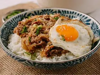Hình ảnh CƠM THỊT BÒ XÀO+TRỨNG ỐP LA 