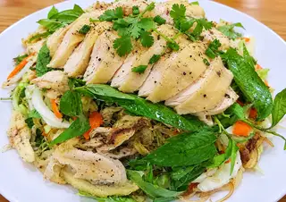 Hình ảnh Ức gà ta - gỏi ăn kèm 