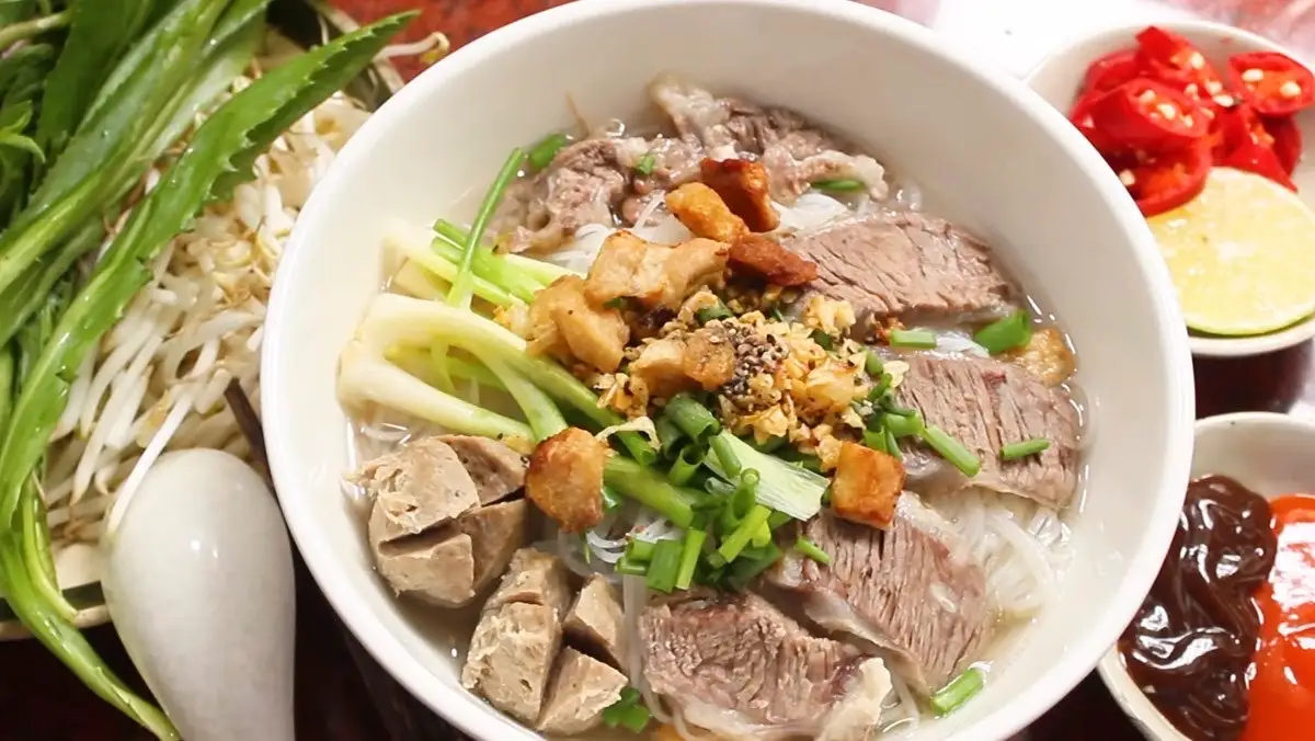 Hủ tiếu bò tái bò viên ( giá chưa bao tô) - 55.000 ₫ tại Bún Riêu Cua Hải Sản Cô Hai - Bún Riêu, Hủ Tiếu & Bánh Canh Hải Sản - Nguyễn Hữu Cảnh