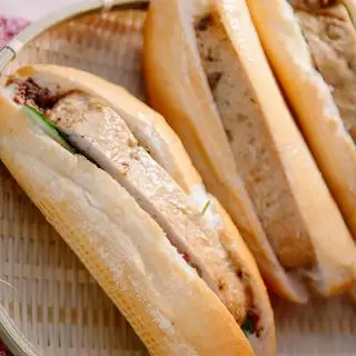 Bánh mì Chả Mỡ Dân Sinh - 47.000 ₫ tại Dân Sinh - Bánh Mì Cá Kho - Điện Biên Phủ