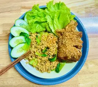 Hình ảnh Mì Trộn Ức Gà Sốt Mắm Tỏi