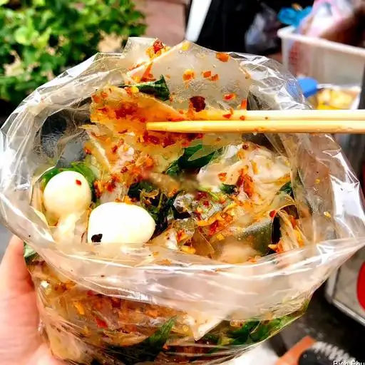 Bánh tráng trộn tỏi ớt - 2 trứng - 17.000 ₫ tại Bánh Tráng Tỏi Ớt Cô Giang - Chung Cư Trần Quang Diệu